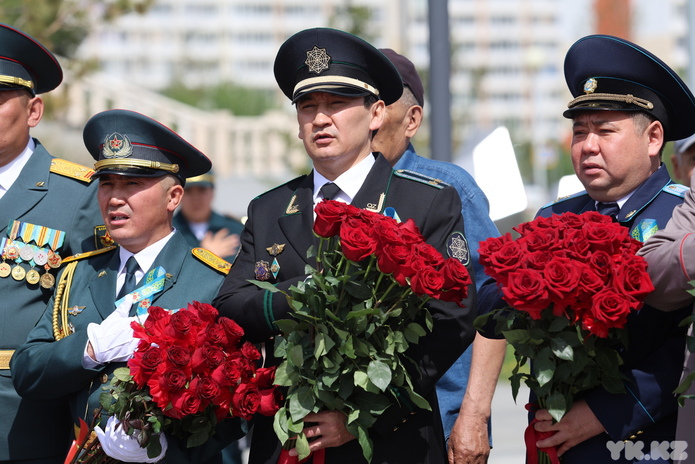 В Усть-Каменогорске к памятнику Первого министра обороны возложили цветы